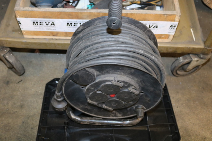 1300587-4 Tool cabinet with tools