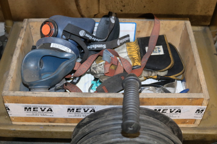 1300587-5 Tool cabinet with tools