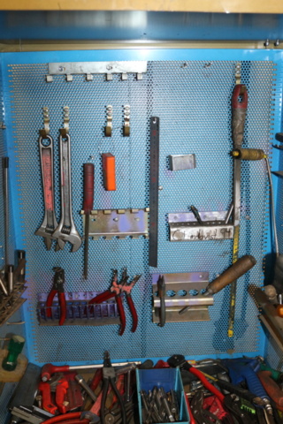 1300587-8 Tool cabinet with tools