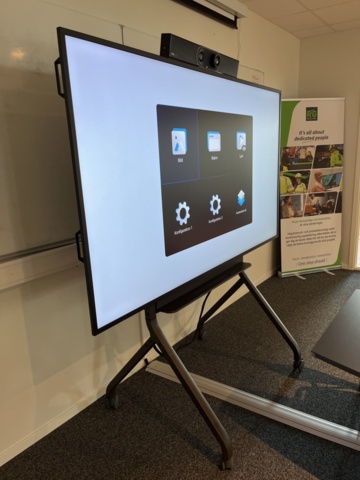 1350383-4 LCD-monitor 86” & koneferensutrustning - llyama & Yealink