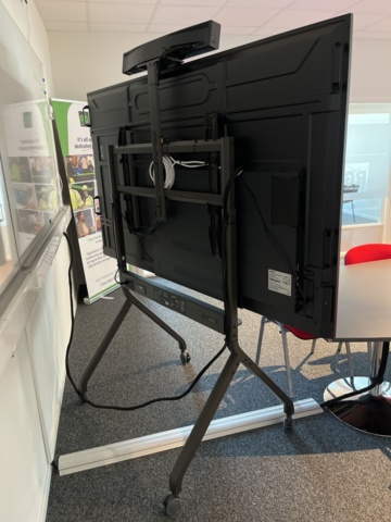 1350383-5 LCD-monitor 86” & koneferensutrustning - llyama & Yealink