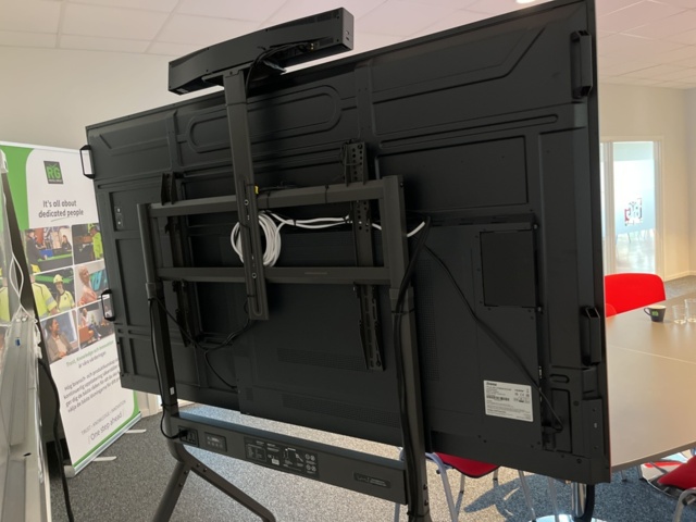 1350383-6 LCD-monitor 86” & koneferensutrustning - llyama & Yealink