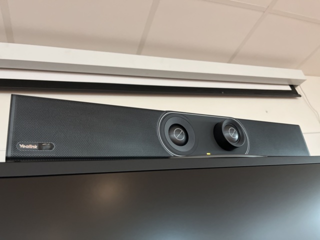 1350383-14 LCD-monitor 86” & koneferensutrustning - llyama & Yealink