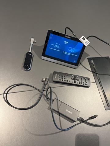 1350383-17 LCD-monitor 86” & koneferensutrustning - llyama & Yealink