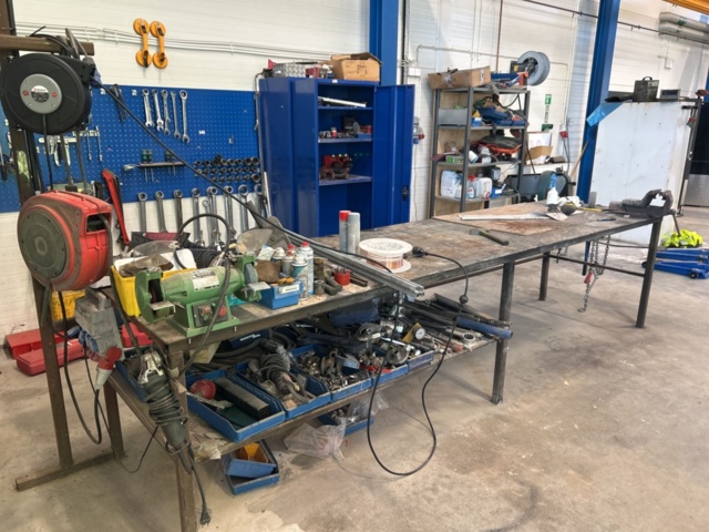 1350361-1 Workbench plus a shelf with the contents