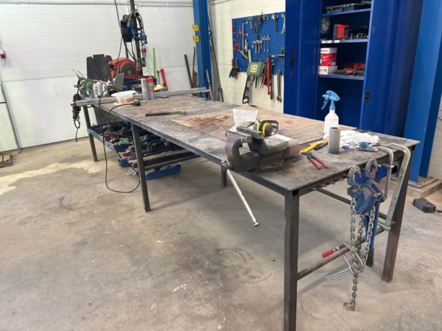 1350361-2 Workbench plus a shelf with the contents