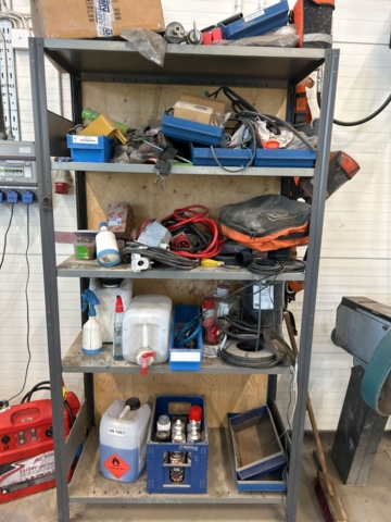 1350361-5 Workbench plus a shelf with the contents