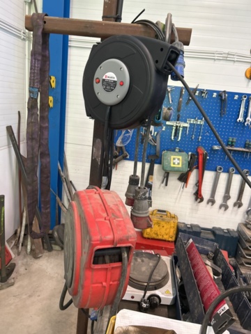 1350361-3 Workbench plus a shelf with the contents