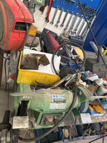 1350361-4 Workbench plus a shelf with the contents