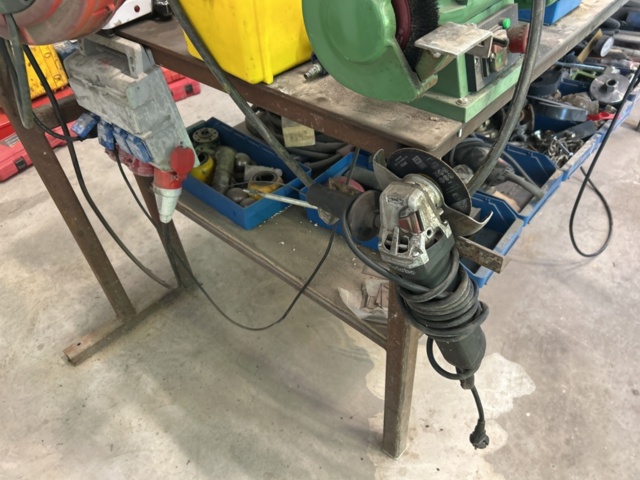 1350361-6 Workbench plus a shelf with the contents