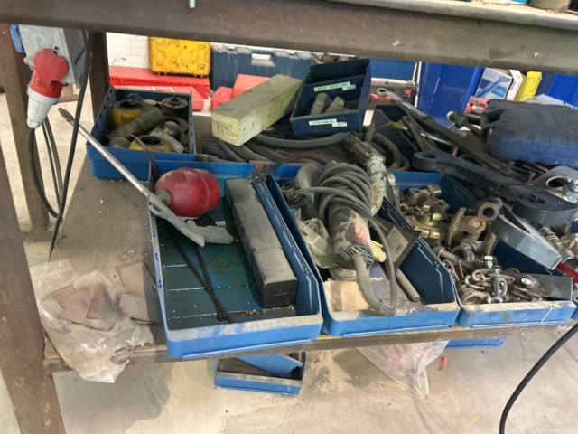 1350361-7 Workbench plus a shelf with the contents