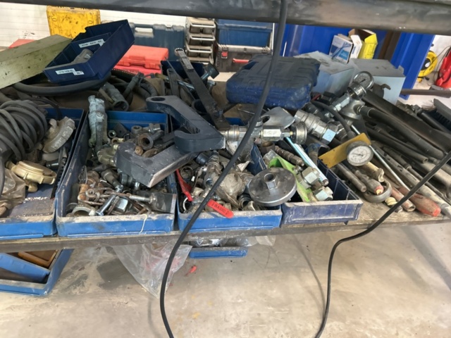 1350361-8 Workbench plus a shelf with the contents