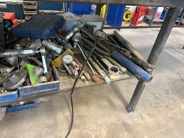 1350361-9 Workbench plus a shelf with the contents