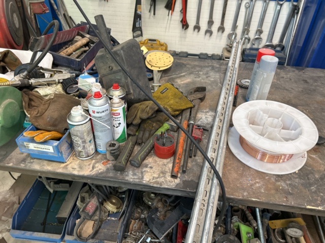 1350361-10 Workbench plus a shelf with the contents