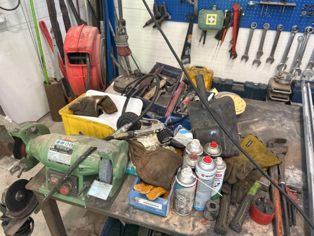 1350361-11 Workbench plus a shelf with the contents