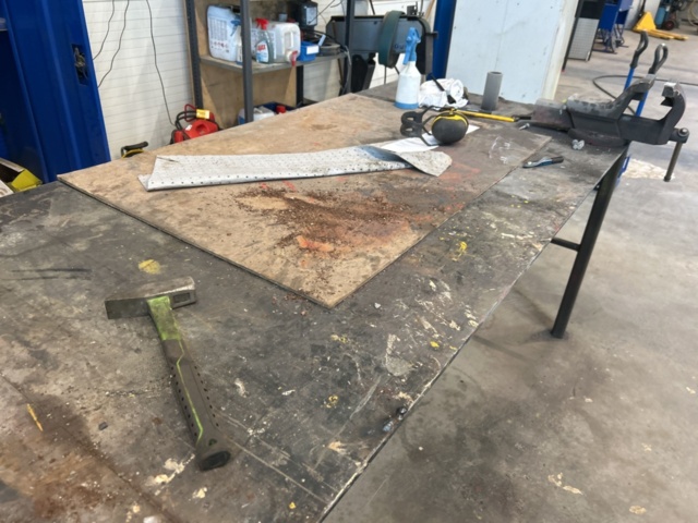 1350361-12 Workbench plus a shelf with the contents