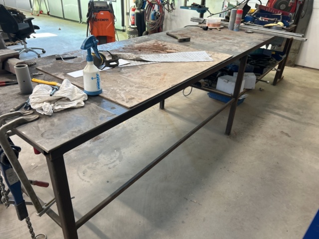 1350361-14 Workbench plus a shelf with the contents