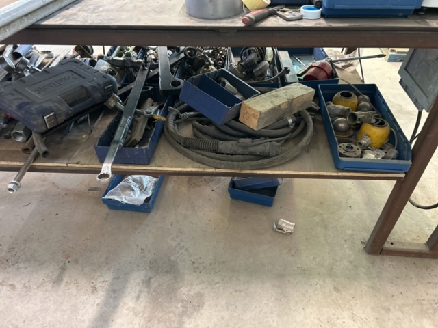 1350361-15 Workbench plus a shelf with the contents