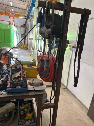 1350361-16 Workbench plus a shelf with the contents