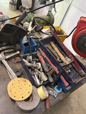 1350361-17 Workbench plus a shelf with the contents