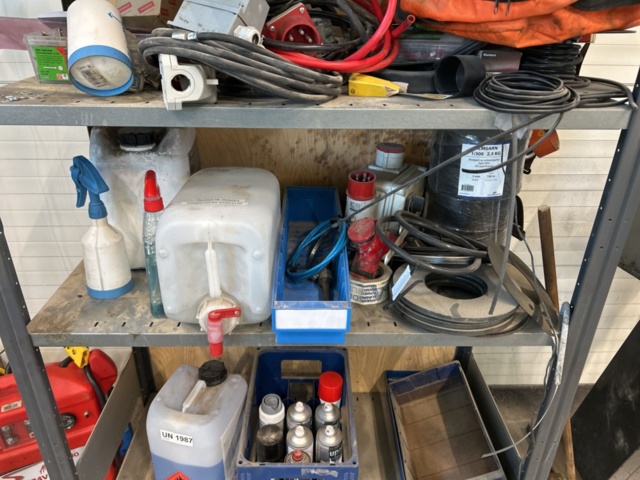 1350361-22 Workbench plus a shelf with the contents