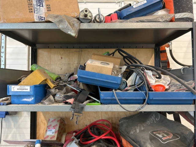 1350361-24 Workbench plus a shelf with the contents