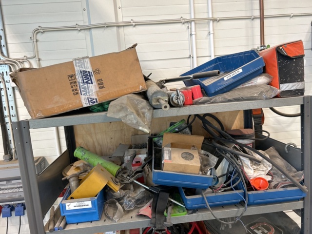 1350361-25 Workbench plus a shelf with the contents