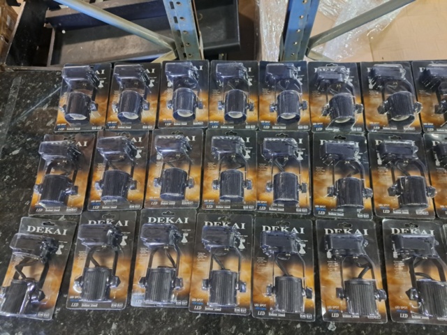 1340613-1 Track Light Dekai