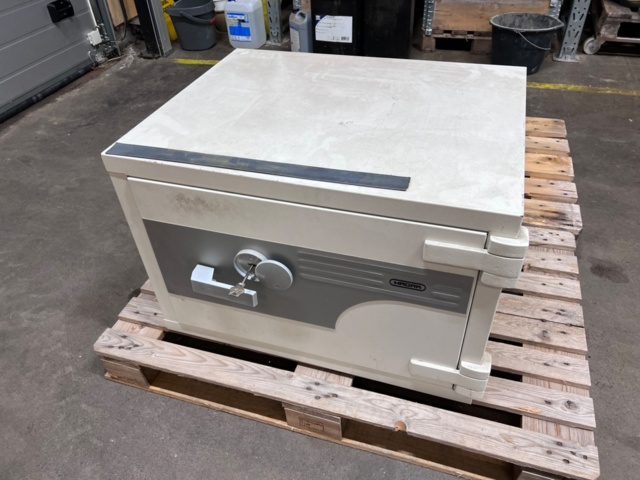 1352588-1 Safe Hadak with key lock