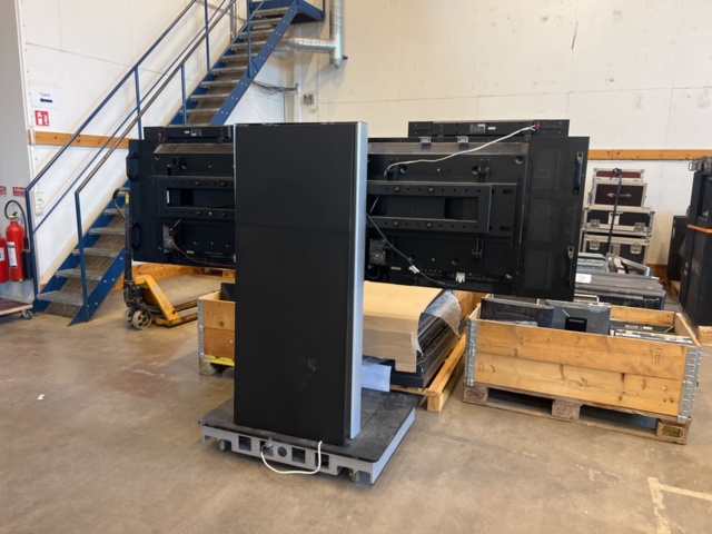 1290246-2 Monitors with floor stand 2 pcs - NEC Multisync LCD5220