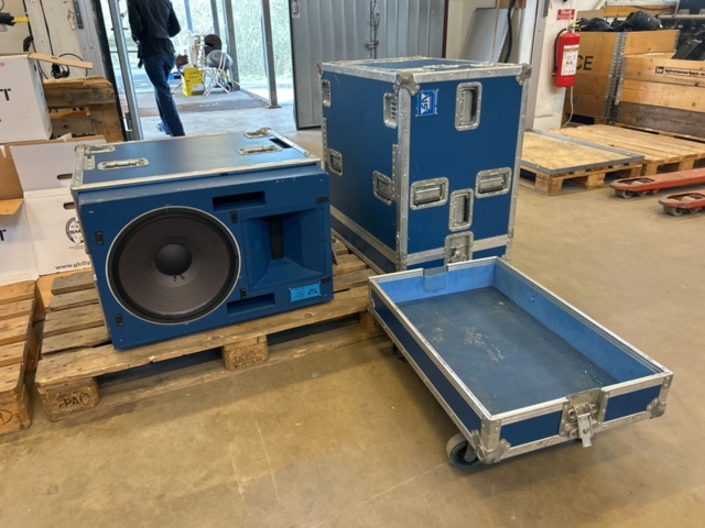 1290145-1 Speakers 2 pcs - Stage Accompany Blue Box PMS 5000