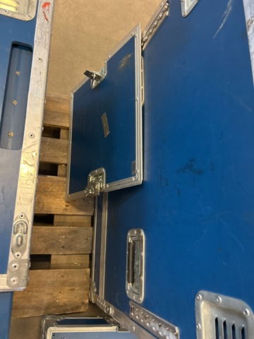 1290145-15 Speakers 2 pcs - Stage Accompany Blue Box PMS 5000