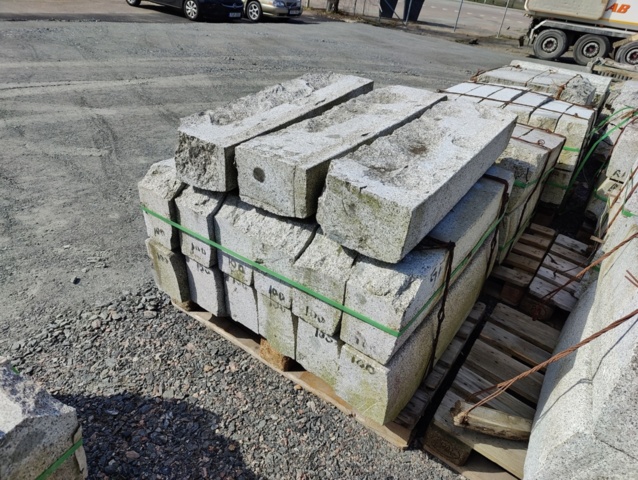 1094318-5 1 pallet Granite curbstone GF1 Radius 10m