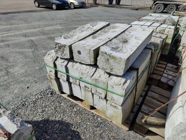 1094318-1 1 pallet Granite curbstone GF1 Radius 10m