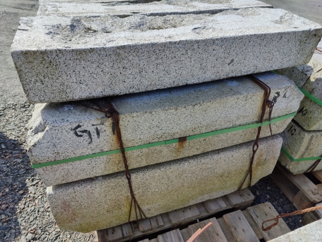 1094318-6 1 pallet Granite curbstone GF1 Radius 10m