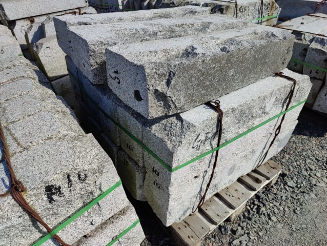 1094318-8 1 pallet Granite curbstone GF1 Radius 10m