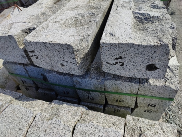 1094318-9 1 pallet Granite curbstone GF1 Radius 10m