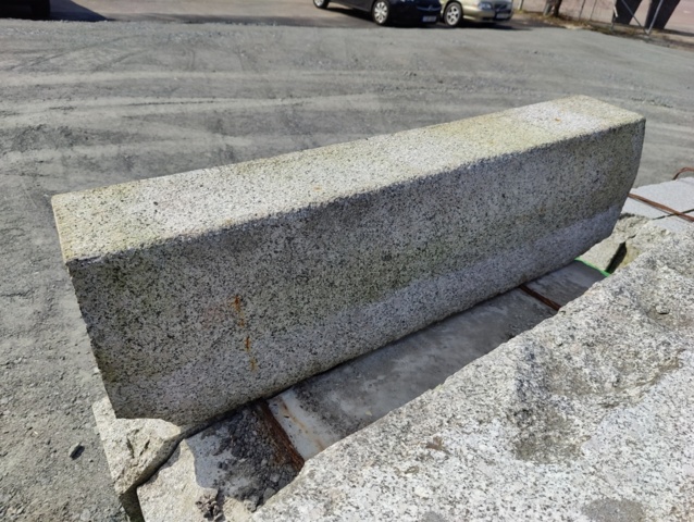 1094318-3 1 pallet Granite curbstone GF1 Radius 10m