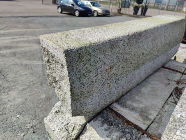 1094318-4 1 pallet Granite curbstone GF1 Radius 10m