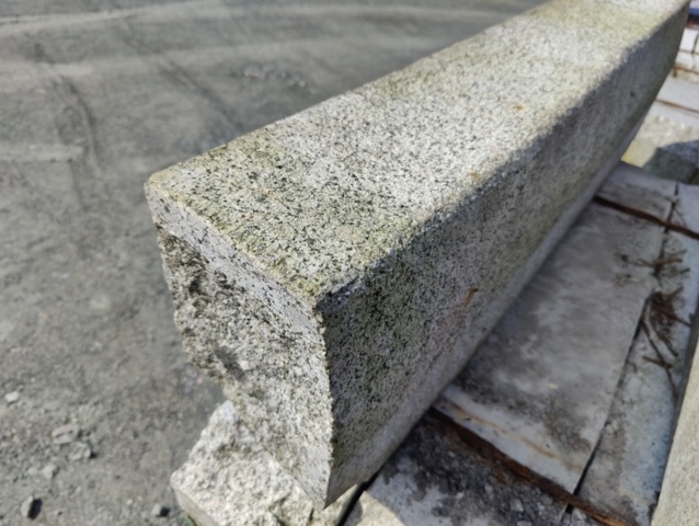 1094318-10 1 pallet Granite curbstone GF1 Radius 10m