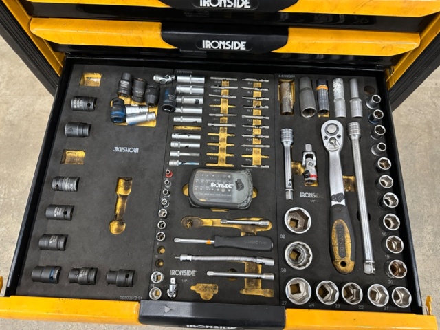 1324834-9 Tool trolley with tools Ironside