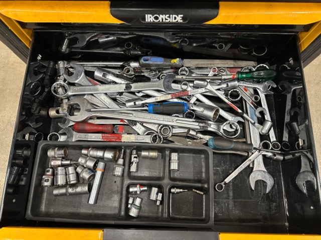 1324834-10 Tool trolley with tools Ironside