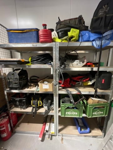 1337854-1 Lagerhyllor - 3-sektioner, med innehåll