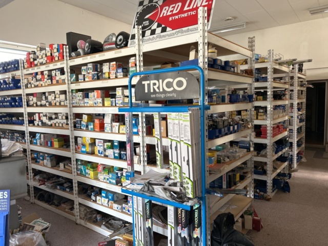 1332683-1 Reservdelslager med blandade fordonsdetaljer