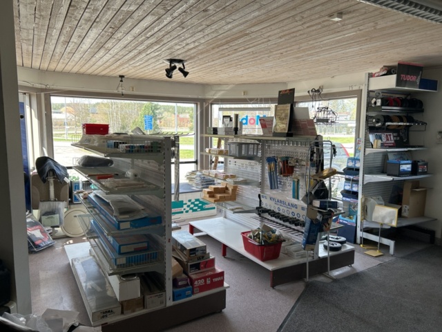 1332683-2 Reservdelslager med blandade fordonsdetaljer