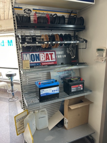 1332683-3 Reservdelslager med blandade fordonsdetaljer