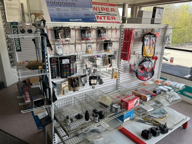 1332683-6 Reservdelslager med blandade fordonsdetaljer