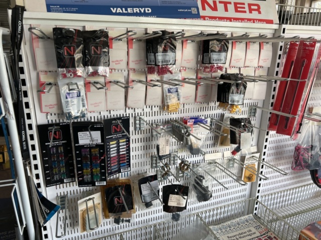 1332683-7 Reservdelslager med blandade fordonsdetaljer