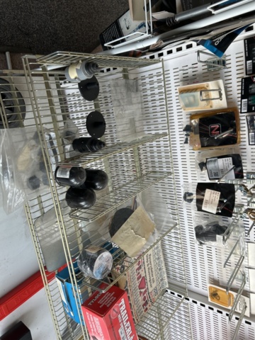 1332683-8 Reservdelslager med blandade fordonsdetaljer