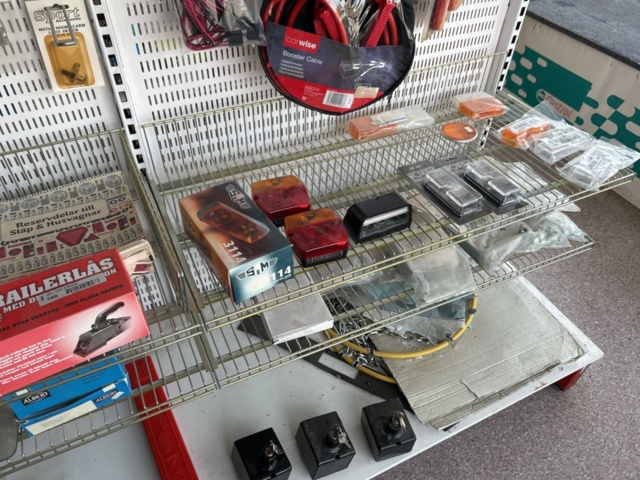 1332683-9 Reservdelslager med blandade fordonsdetaljer